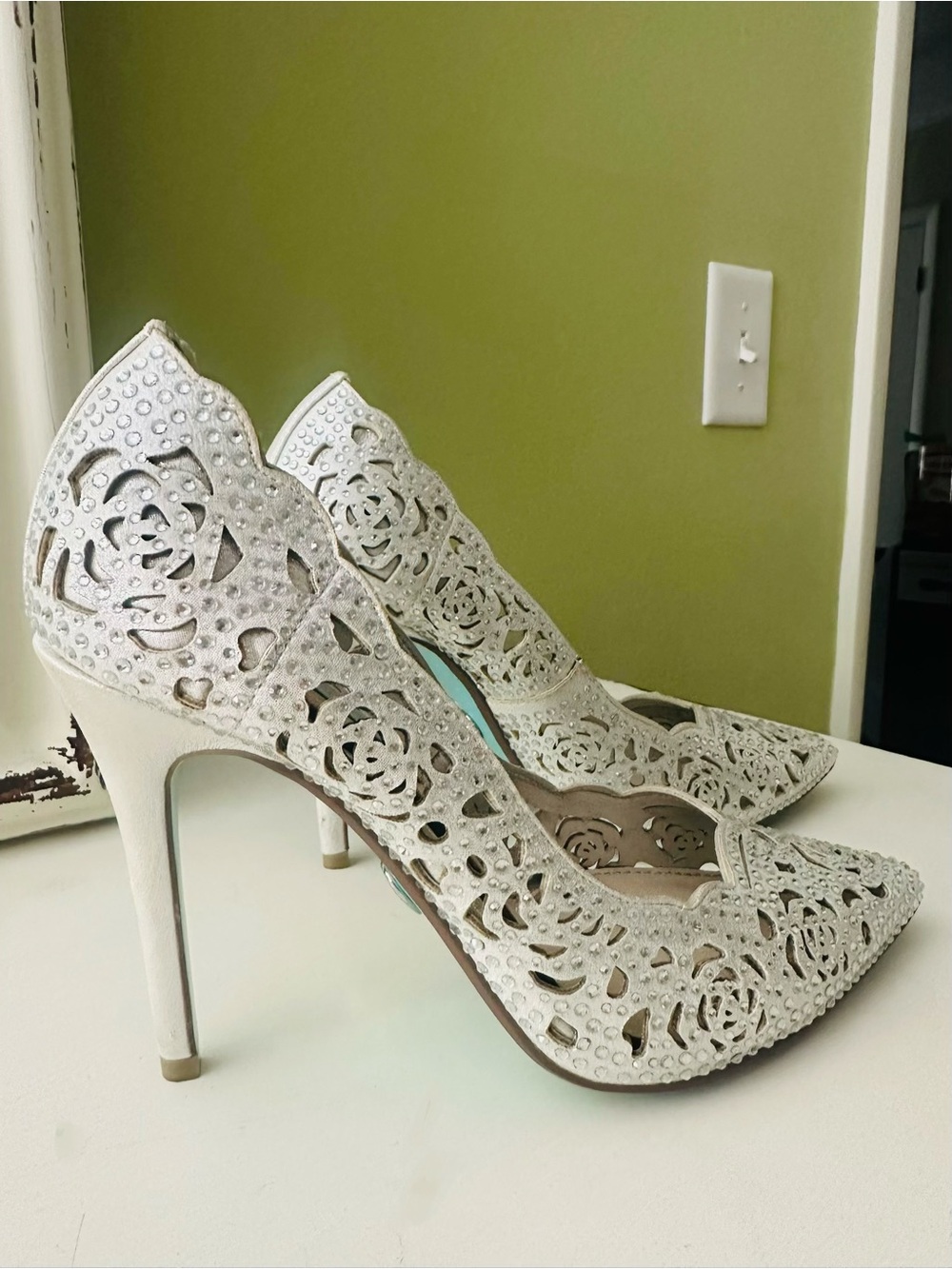 Betsey Johnson SB-ELSA Silver Rhinestone Laser Cut Rose Bridal Wedding Pumps 7.5